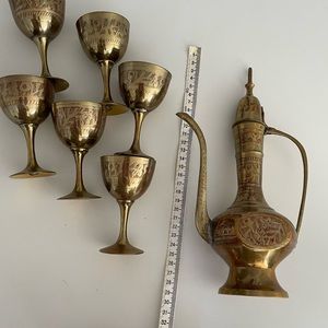 VINTAGE BRASS HAND ETCHED GENIE OIL BOTTLE/PITCHER & 6 CUPS MADE IN INDIA
